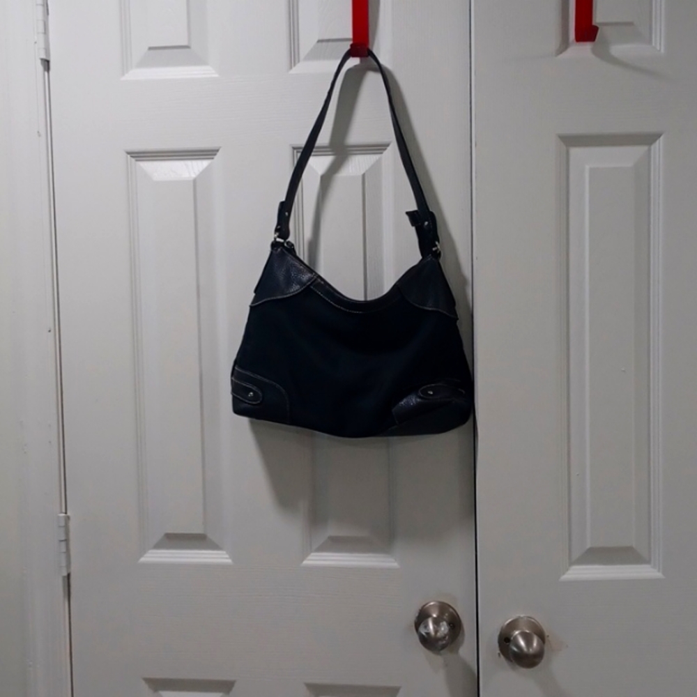 Black, no name, shoulder bag